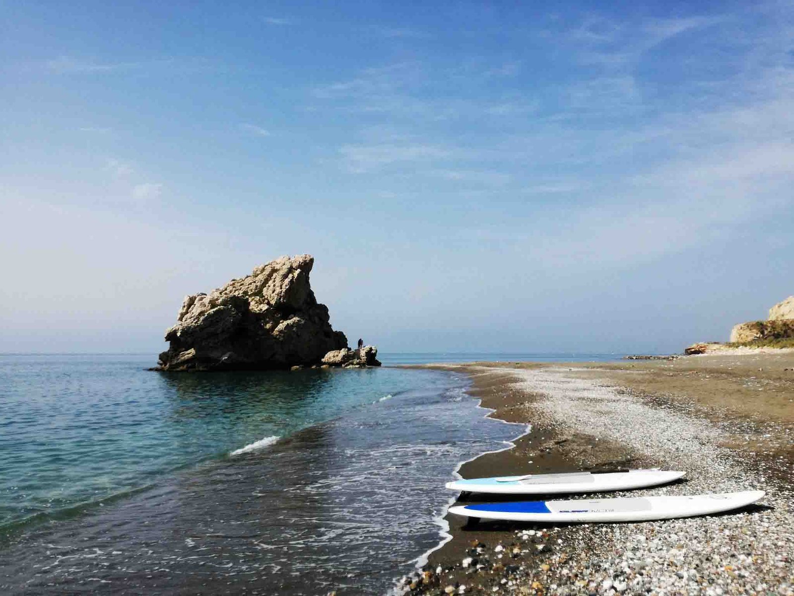 Dos tablas de Paddle Surf en la orilla en Peñon del Cuervo, Malaga.